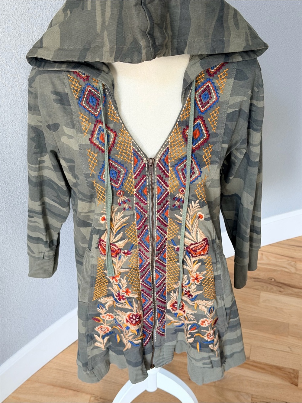 Cait Celeste Camouflage Floral Embroidered Zip Hoodie Tunic Sweater Medium GUC - Picture 3 of 11